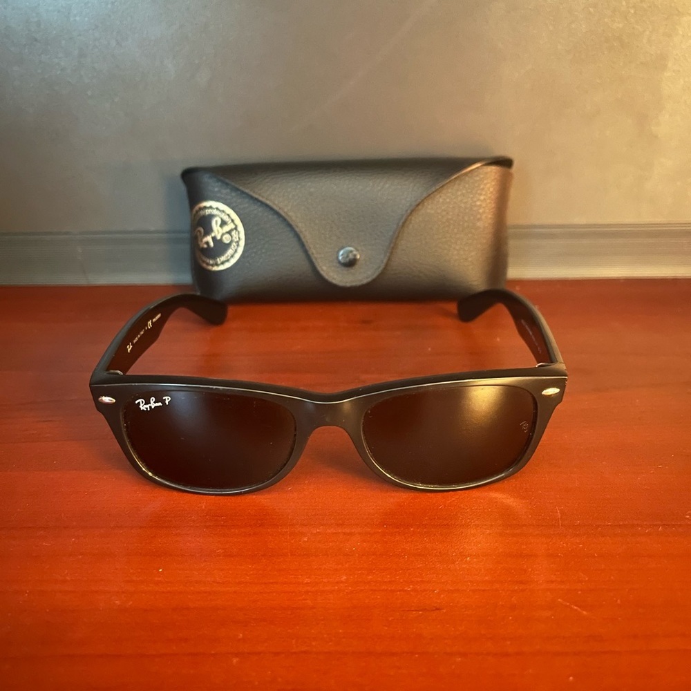 Ray Ban new Wayfarer polarized 52